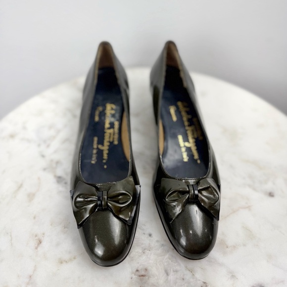 Salvatore Ferragamo Boutique Patent Leather Bow Pump Olive Green Size 6 - Picture 3 of 11